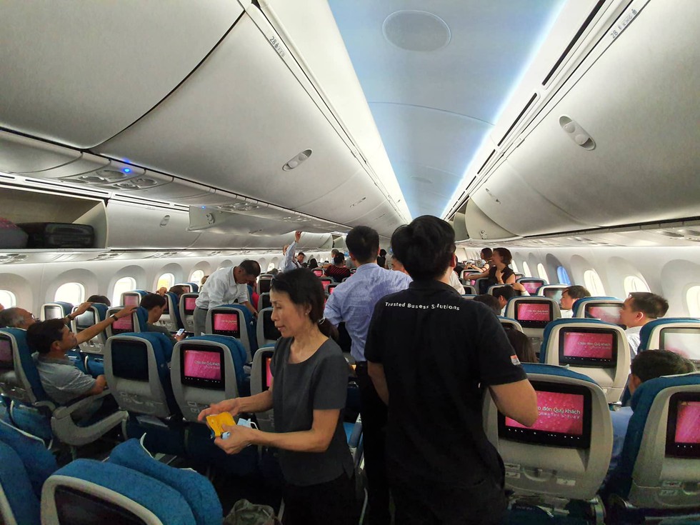 Hành khách Vietnam Airlines bị giữ trên máy bay hơn 1 tiếng - Ảnh 3. Hành khách Vietnam Airlines bị giữ trên máy bay hơn 1 tiếng - Ảnh 3.