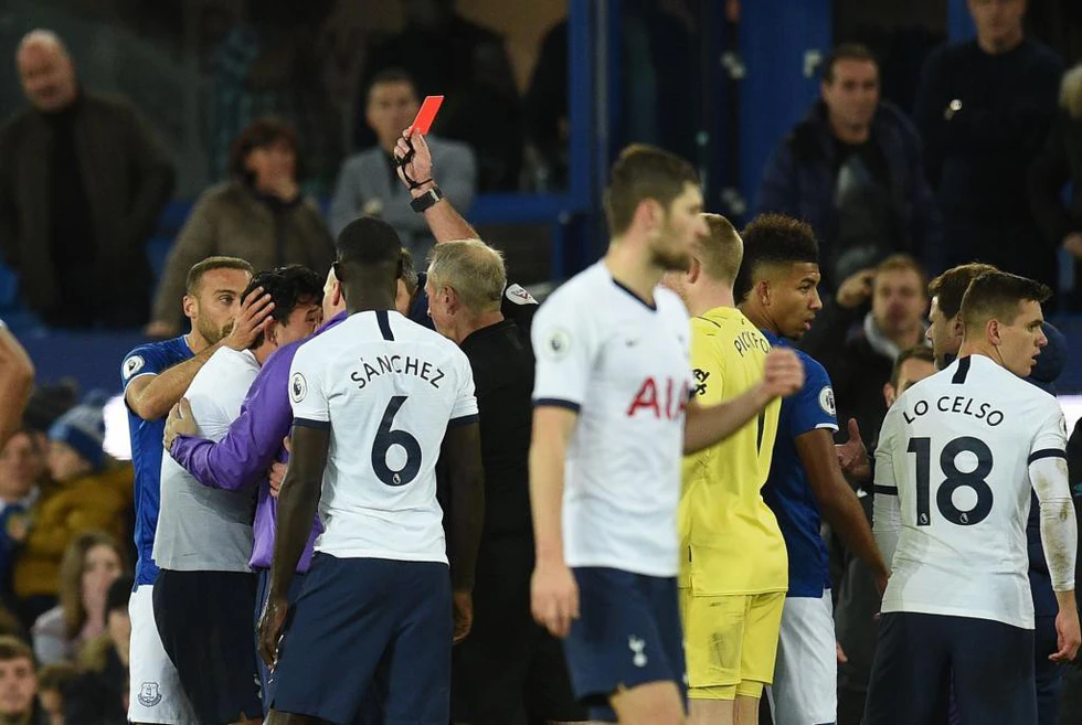 Son Heung Min khóc nức nở sau cú vào bóng khiến cầu thủ Everton gãy chân - Ảnh 10. Son Heung Min khóc nức nở sau cú vào bóng khiến cầu thủ Everton gãy chân - Ảnh 10.