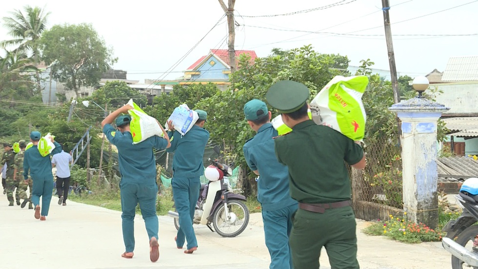 Bộ đội chằng chống nhà cửa giúp dân ứng phó bão số 6 - Ảnh 2. Bộ đội chằng chống nhà cửa giúp dân ứng phó bão số 6 - Ảnh 2.