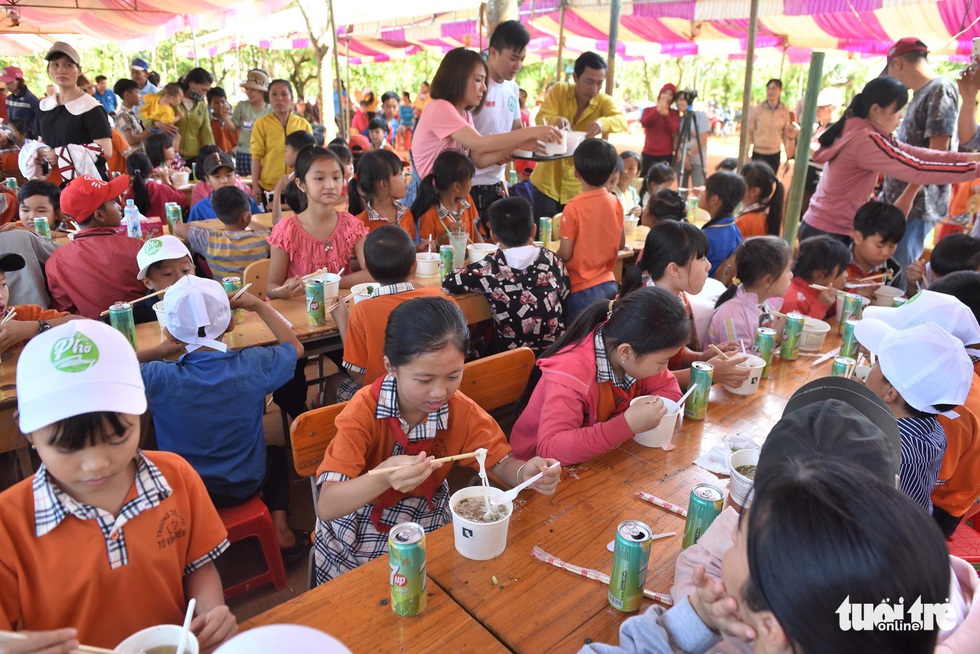 Đại tiệc phở cho trẻ em vùng sâu, hết sạch sành sanh hơn 1.000 suất - Ảnh 1. Đại tiệc phở cho trẻ em vùng sâu, hết sạch sành sanh hơn 1.000 suất - Ảnh 1.