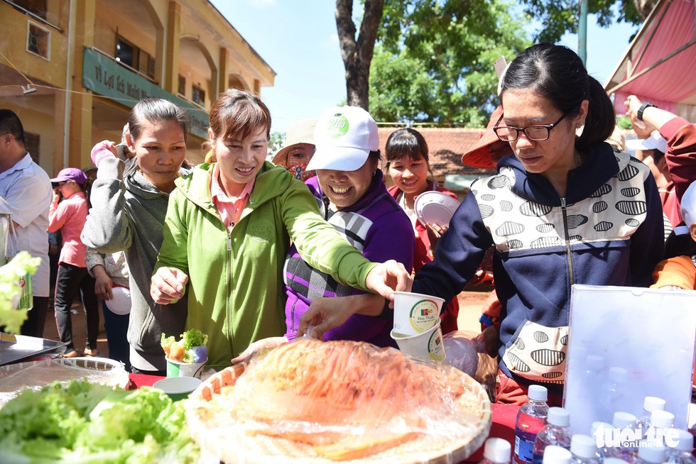 Đại tiệc phở cho trẻ em vùng sâu, hết sạch sành sanh hơn 1.000 suất - Ảnh 7. Đại tiệc phở cho trẻ em vùng sâu, hết sạch sành sanh hơn 1.000 suất - Ảnh 7.