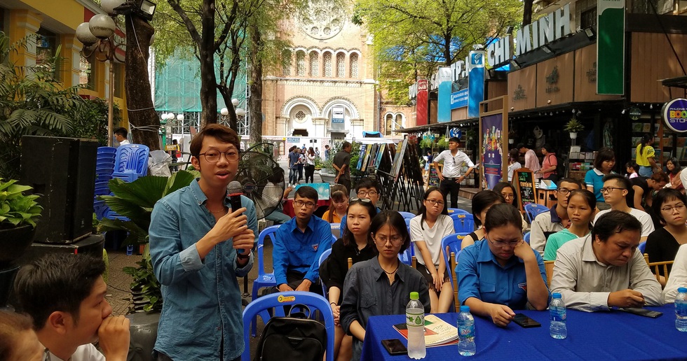 Làng sách 2019: Khuyến đọc, môi trường, và... hồn nhiên vi phạm - Ảnh 2. Làng sách 2019: Khuyến đọc, môi trường, và... hồn nhiên vi phạm - Ảnh 2.