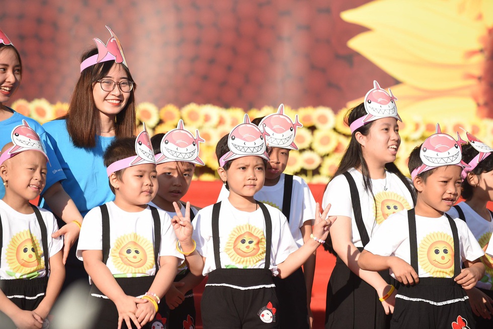Hơn 1,5 tỉ đồng ủng hộ bệnh nhi ung thư tại Ngày hội Hoa hướng dương 2019 - Ảnh 23. Hơn 1,5 tỉ đồng ủng hộ bệnh nhi ung thư tại Ngày hội Hoa hướng dương 2019 - Ảnh 23.