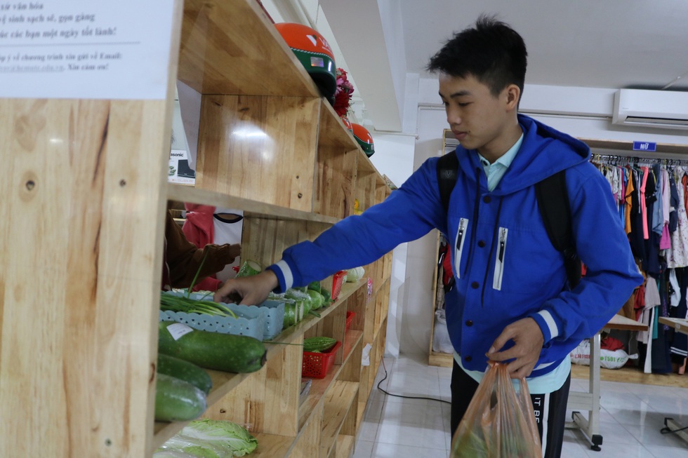 Khu chợ 0 đồng cho sinh viên - Ảnh 3. Khu chợ 0 đồng cho sinh viên - Ảnh 3.