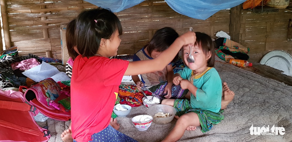 Hình ảnh xúc động: Thầy cô đốt củi sưởi ấm cho trò ở Sơn La - Ảnh 6. Hình ảnh xúc động: Thầy cô đốt củi sưởi ấm cho trò ở Sơn La - Ảnh 6.