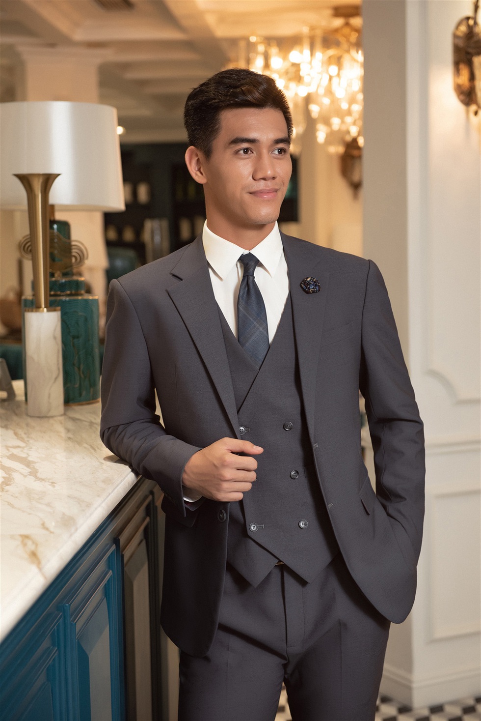 Tiền đạo Tiến Linh cực bảnh khi mặc suit do hoa hậu Ngọc Hân tư vấn - Ảnh 8. Tiền đạo Tiến Linh cực bảnh khi mặc suit do hoa hậu Ngọc Hân tư vấn - Ảnh 8.