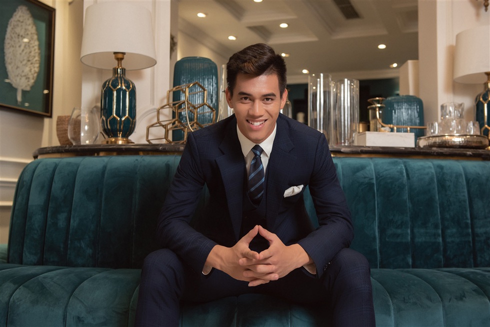 Tiền đạo Tiến Linh cực bảnh khi mặc suit do hoa hậu Ngọc Hân tư vấn - Ảnh 1. Tiền đạo Tiến Linh cực bảnh khi mặc suit do hoa hậu Ngọc Hân tư vấn - Ảnh 1.