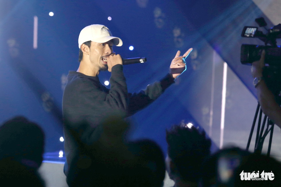 Đen Vâu: Thỏa giấc mơ đứng trên sân khấu, được rap trước hàng trăm ngàn người - Ảnh 6. Đen Vâu: Thỏa giấc mơ đứng trên sân khấu, được rap trước hàng trăm ngàn người - Ảnh 6.
