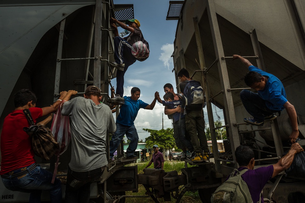 Một thập kỷ biến động và đầy ám ảnh qua những bức ảnh của The New York Times - Ảnh 24. Một thập kỷ biến động và đầy ám ảnh qua những bức ảnh của The New York Times - Ảnh 24.