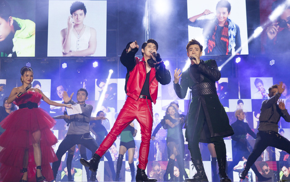 Ngô Kiến Huy vỡ òa với 10.000 khán giả trong live show Truyền thái y - Ảnh 5. Ngô Kiến Huy vỡ òa với 10.000 khán giả trong live show Truyền thái y - Ảnh 5.