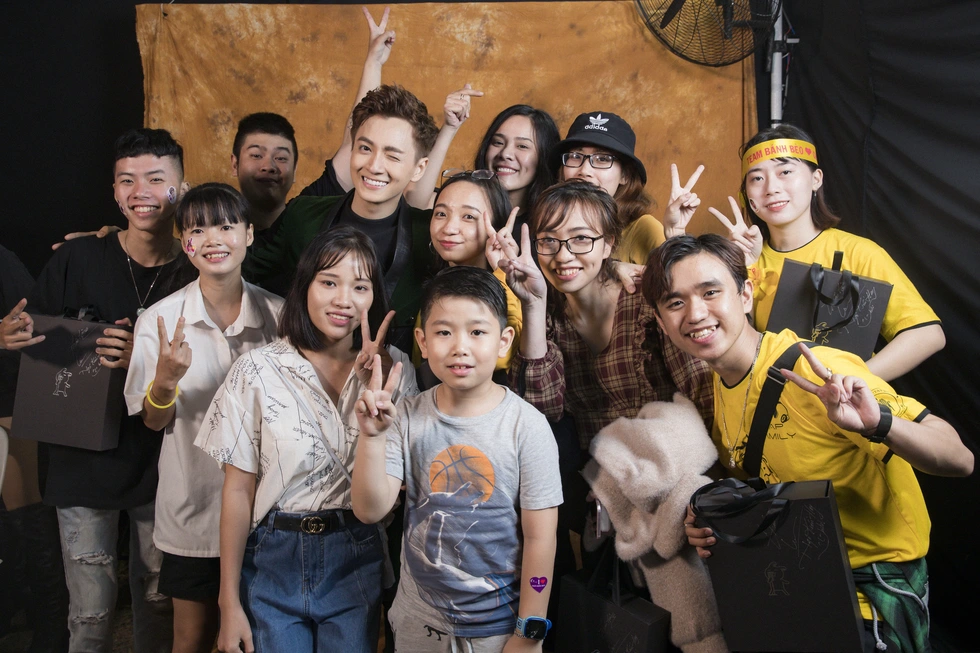 Ngô Kiến Huy vỡ òa với 10.000 khán giả trong live show Truyền thái y - Ảnh 9. Ngô Kiến Huy vỡ òa với 10.000 khán giả trong live show Truyền thái y - Ảnh 9.