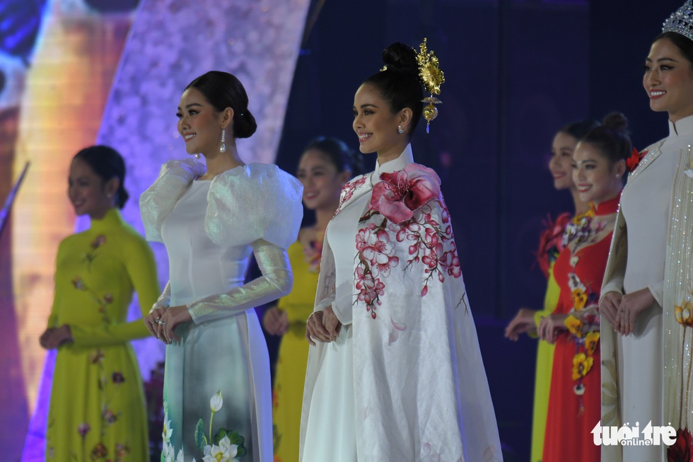 Hoa hồng rực rỡ trên sân khấu festival Hoa Đà Lạt - Ảnh 8. Hoa hồng rực rỡ trên sân khấu festival Hoa Đà Lạt - Ảnh 8.