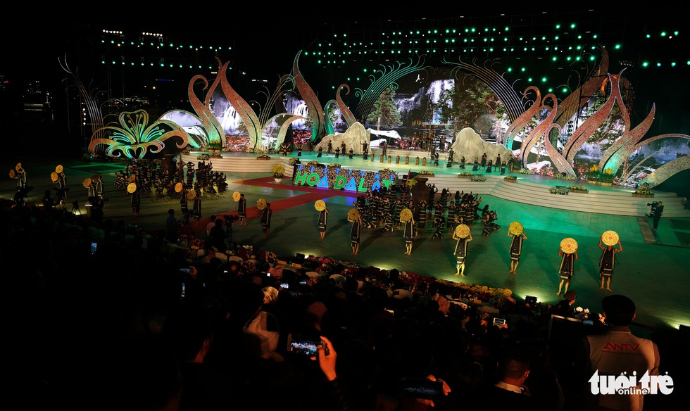 Hoa hồng rực rỡ trên sân khấu festival Hoa Đà Lạt - Ảnh 2. Hoa hồng rực rỡ trên sân khấu festival Hoa Đà Lạt - Ảnh 2.