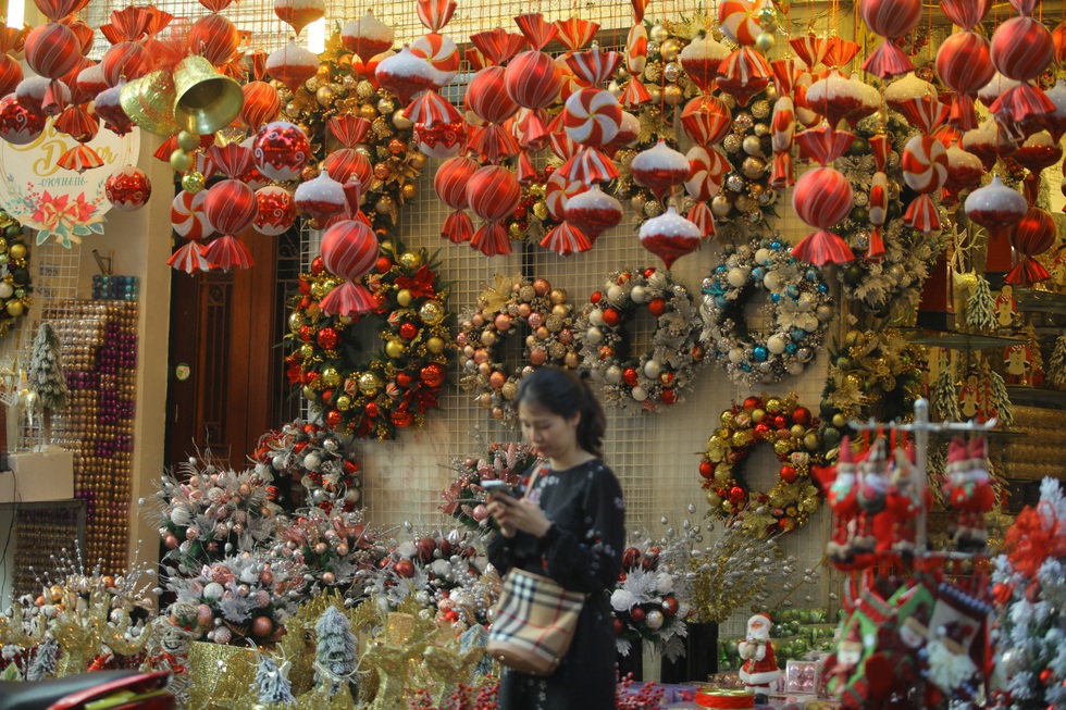 Hà Nội đang tràn ngập sắc đỏ mùa Giáng sinh - Ảnh 7. Hà Nội đang tràn ngập sắc đỏ mùa Giáng sinh - Ảnh 7.