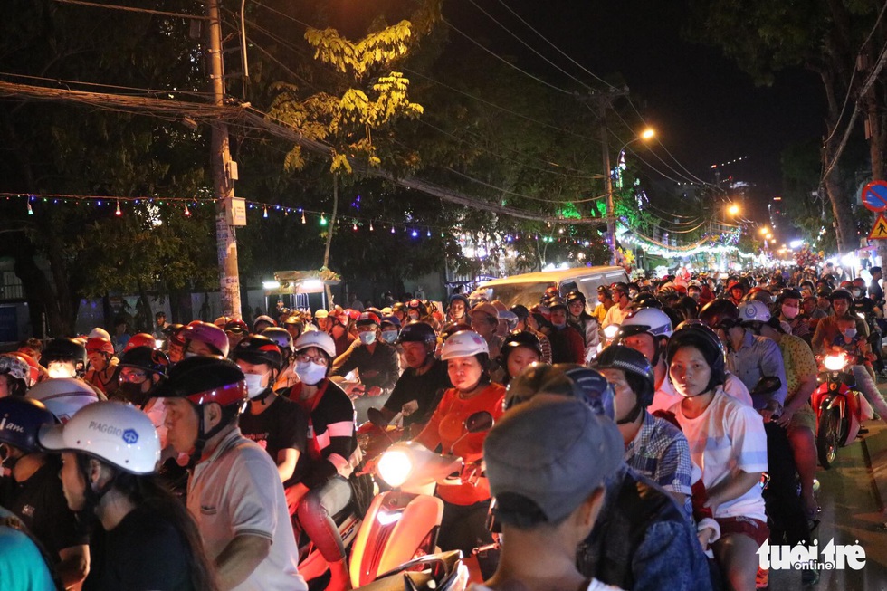 Xóm đạo Sài Gòn lung linh trong Giáng sinh - Ảnh 12. Xóm đạo Sài Gòn lung linh trong Giáng sinh - Ảnh 12.