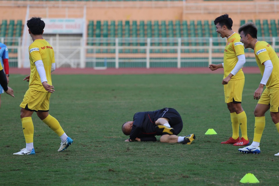 Thầy Park té lăn cù vì chơi bóng ma với học trò - Ảnh 7. Thầy Park té lăn cù vì chơi bóng ma với học trò - Ảnh 7.