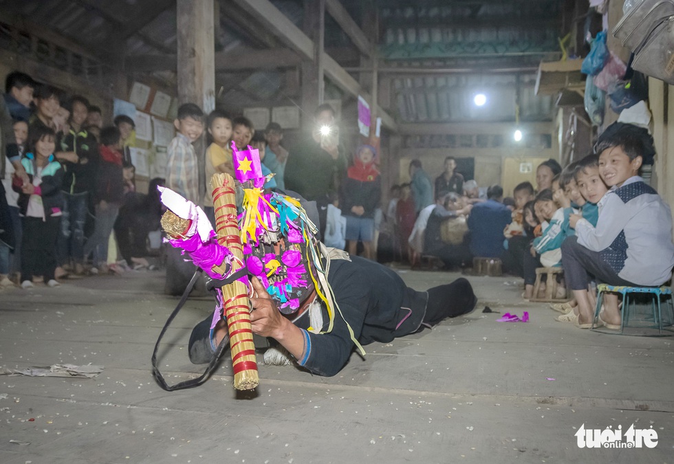 Độc đáo lễ Tủ Cải đặt tên âm cho trẻ nhỏ - Ảnh 9. Độc đáo lễ Tủ Cải đặt tên âm cho trẻ nhỏ - Ảnh 9.