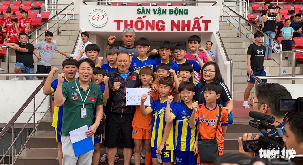 100 cầu thủ nhí Hàn Quốc vây HLV Park Hang Seo trên sân Thống Nhất - Ảnh 4. 100 cầu thủ nhí Hàn Quốc vây HLV Park Hang Seo trên sân Thống Nhất - Ảnh 4.