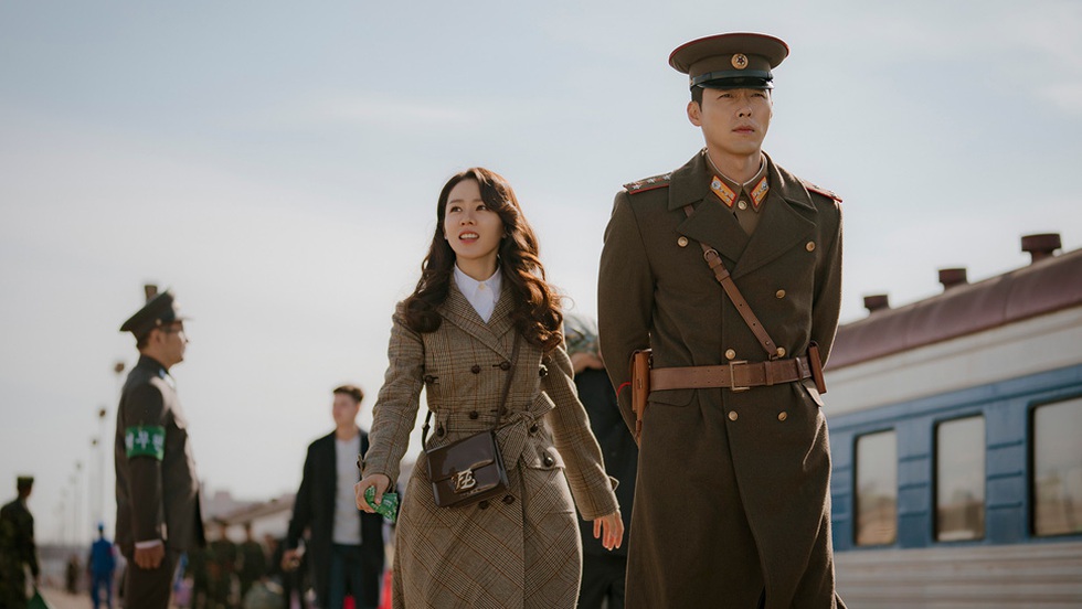 Crash Landing on You: Tình xuyên biên giới của Son Ye Jin và Hyun Bin - Ảnh 2. Crash Landing on You: Tình xuyên biên giới của Son Ye Jin và Hyun Bin - Ảnh 2.