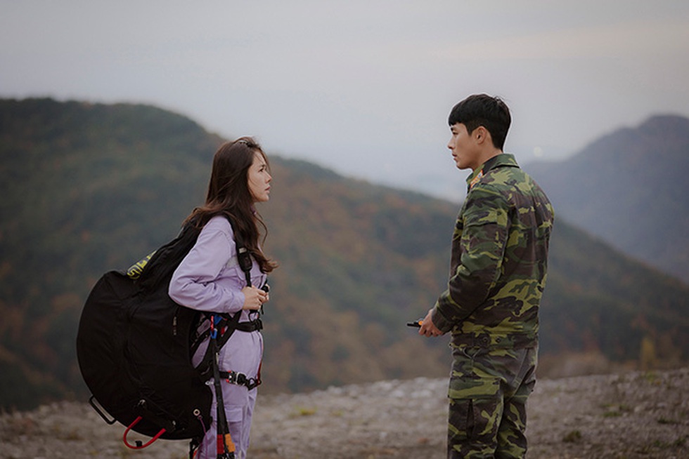 Crash Landing on You: Tình xuyên biên giới của Son Ye Jin và Hyun Bin - Ảnh 11. Crash Landing on You: Tình xuyên biên giới của Son Ye Jin và Hyun Bin - Ảnh 11.