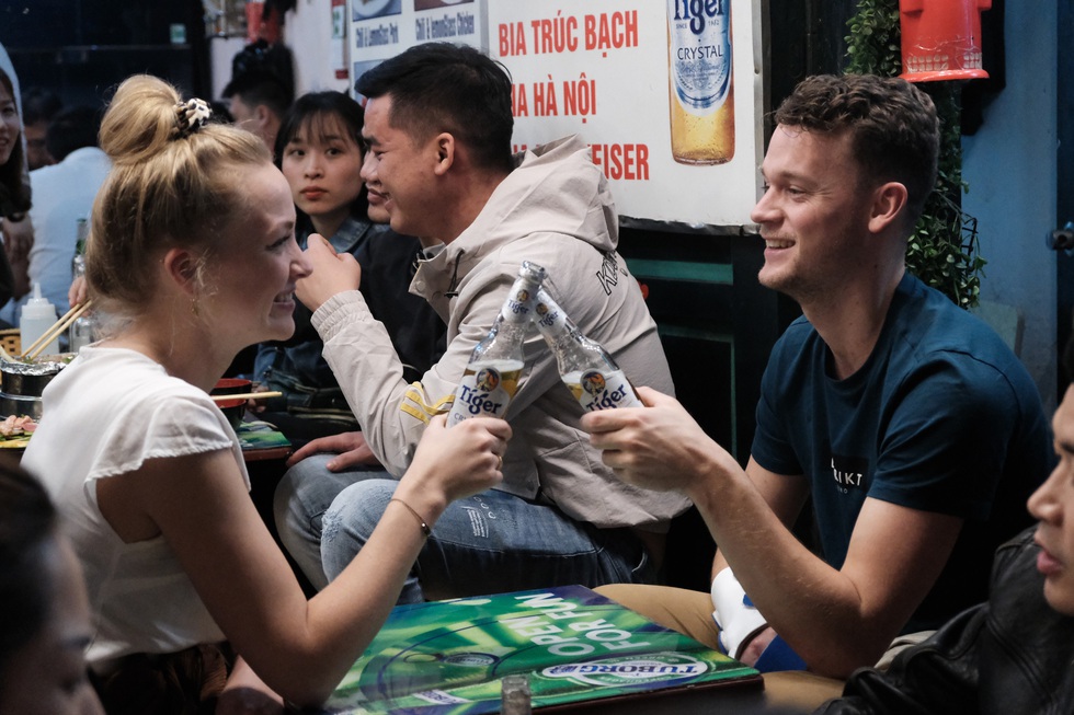 Khách Tây hào hứng đếm ngược đón giao thừa tại Hà Nội - Ảnh 1. Khách Tây hào hứng đếm ngược đón giao thừa tại Hà Nội - Ảnh 1.