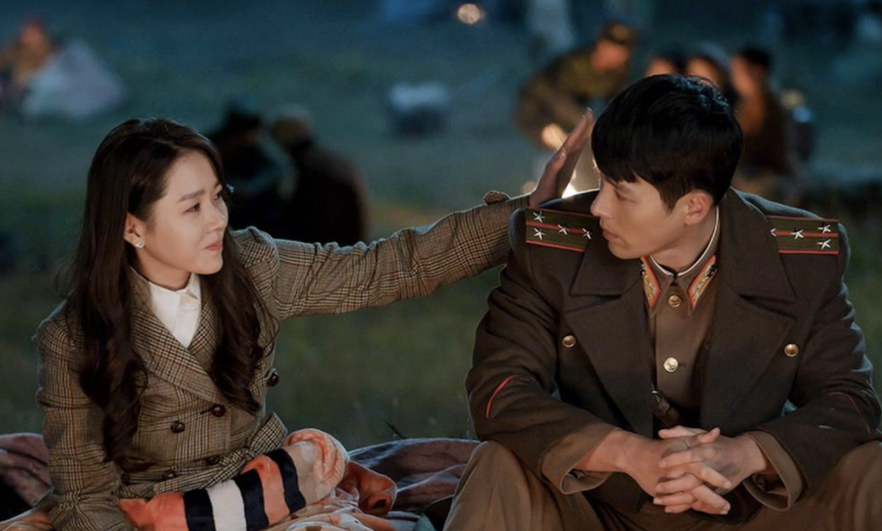 Crash Landing on You: Tình xuyên biên giới của Son Ye Jin và Hyun Bin - Ảnh 5. Crash Landing on You: Tình xuyên biên giới của Son Ye Jin và Hyun Bin - Ảnh 5.