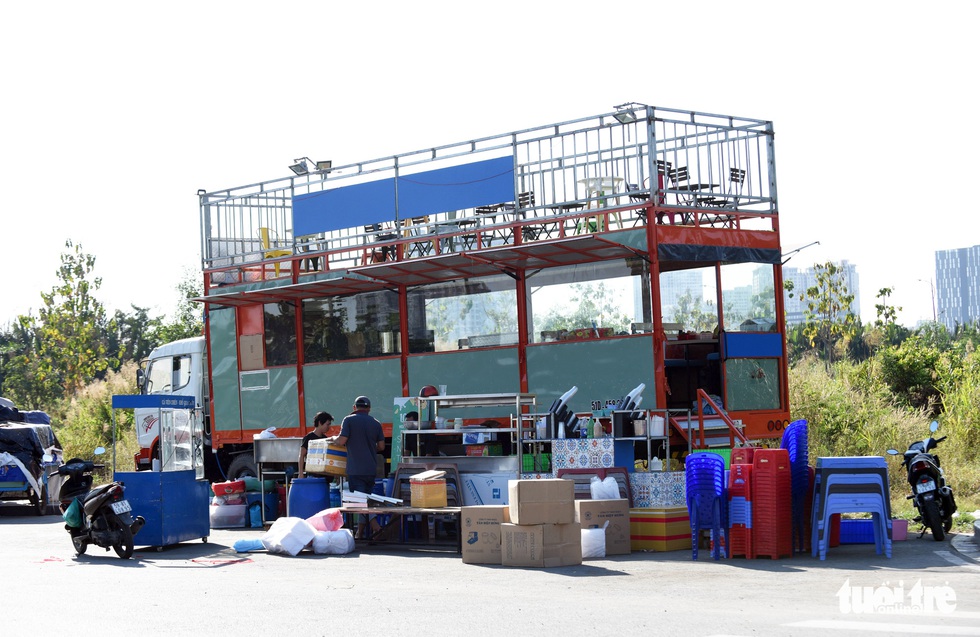 Hàng quán lề đường chuẩn bị đón khách xem pháo hoa, đón năm mới - Ảnh 8. Hàng quán lề đường chuẩn bị đón khách xem pháo hoa, đón năm mới - Ảnh 8.