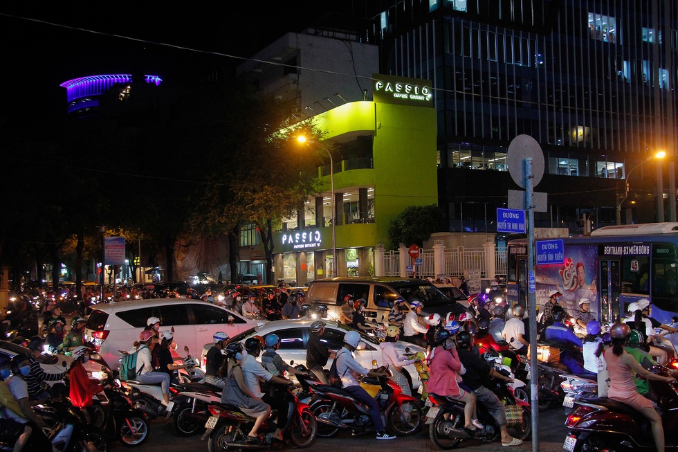 Đường về trung tâm Sài Gòn ken đặc người trước giờ bắn pháo hoa - Ảnh 1. Đường về trung tâm Sài Gòn ken đặc người trước giờ bắn pháo hoa - Ảnh 1.