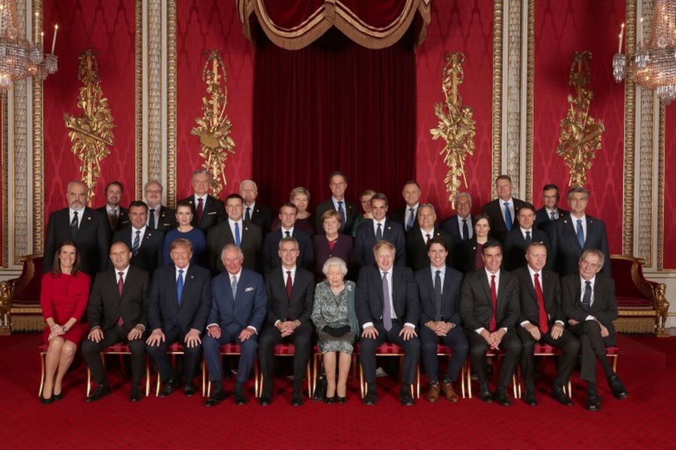 Các lãnh đạo NATO diện kiến nữ hoàng Elizabeth tại điện Buckingham - Ảnh 1. Các lãnh đạo NATO diện kiến nữ hoàng Elizabeth tại điện Buckingham - Ảnh 1.
