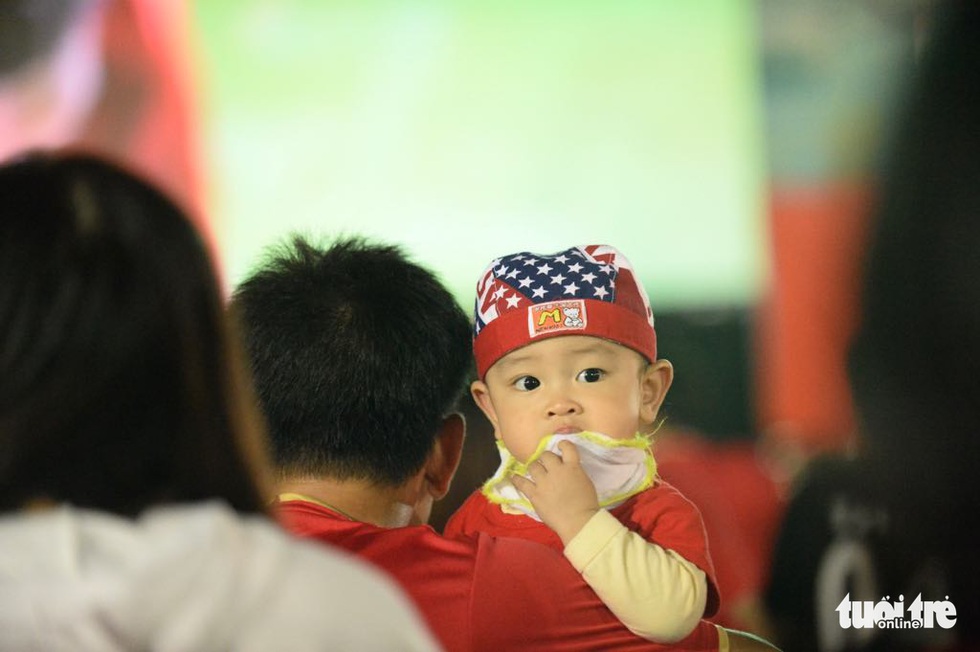 Phố đi bộ Nguyễn Huệ rực cờ cổ vũ thầy trò HLV Park Hang Seo - Ảnh 4. Phố đi bộ Nguyễn Huệ rực cờ cổ vũ thầy trò HLV Park Hang Seo - Ảnh 4.