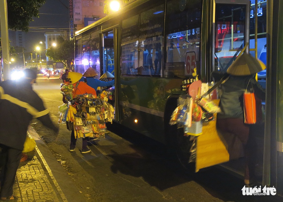 Mưu sinh trong đêm lạnh Sài Gòn - Ảnh 7. Mưu sinh trong đêm lạnh Sài Gòn - Ảnh 7.