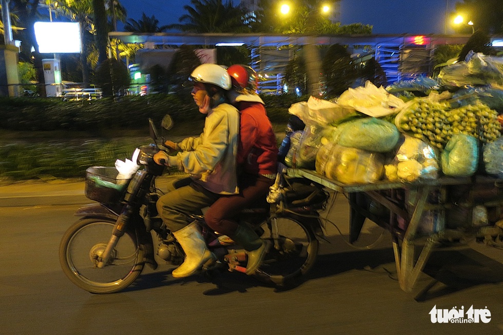 Mưu sinh trong đêm lạnh Sài Gòn - Ảnh 8. Mưu sinh trong đêm lạnh Sài Gòn - Ảnh 8.
