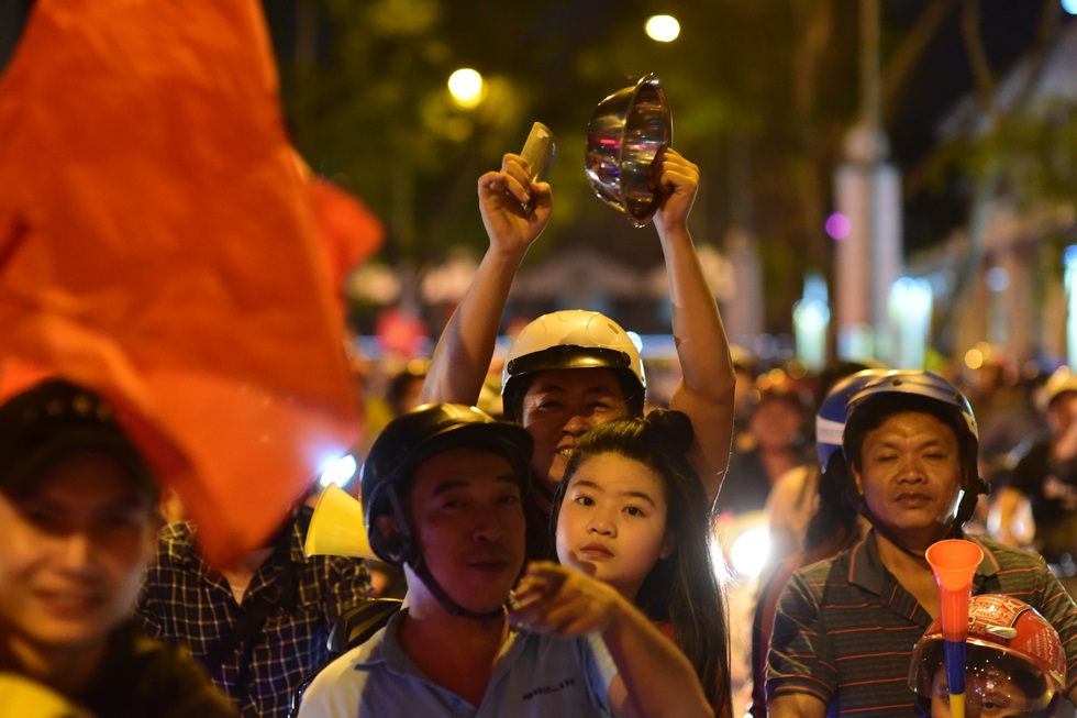 Người Sài Gòn đổ ra đường mừng chiến thắng 4-0 - Ảnh 4. Người Sài Gòn đổ ra đường mừng chiến thắng 4-0 - Ảnh 4.