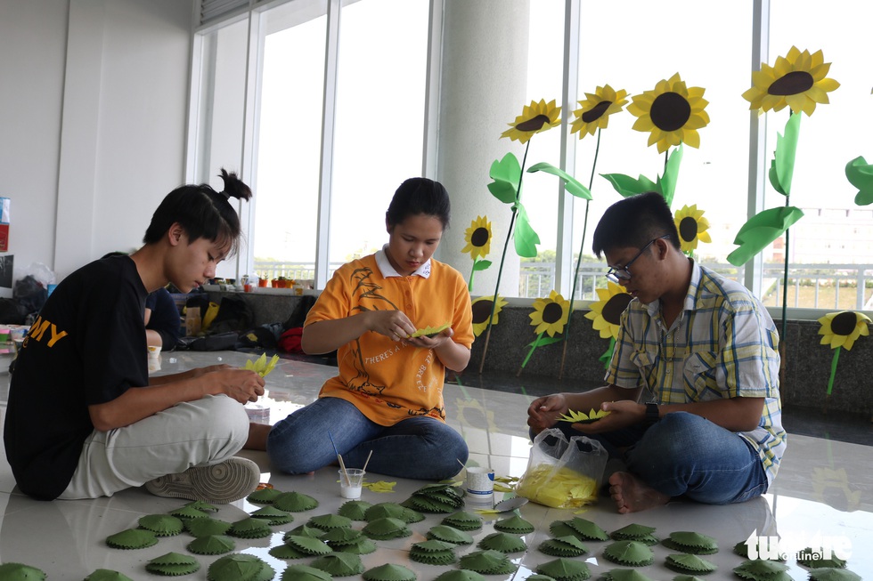 Hơn 5.000 hoa hướng dương cho chương trình Ước mơ của Thúy - Ảnh 3. Hơn 5.000 hoa hướng dương cho chương trình Ước mơ của Thúy - Ảnh 3.