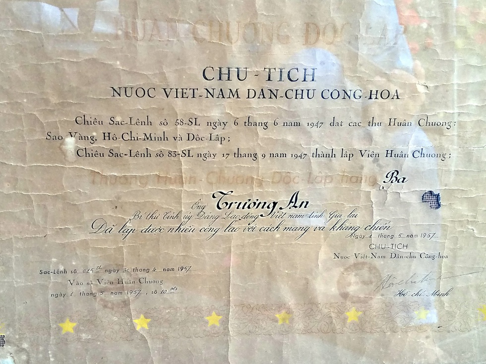 Kỷ vật nhận từ Bác Hồ nay tặng lại bảo tàng - Ảnh 2. Kỷ vật nhận từ Bác Hồ nay tặng lại bảo tàng - Ảnh 2.