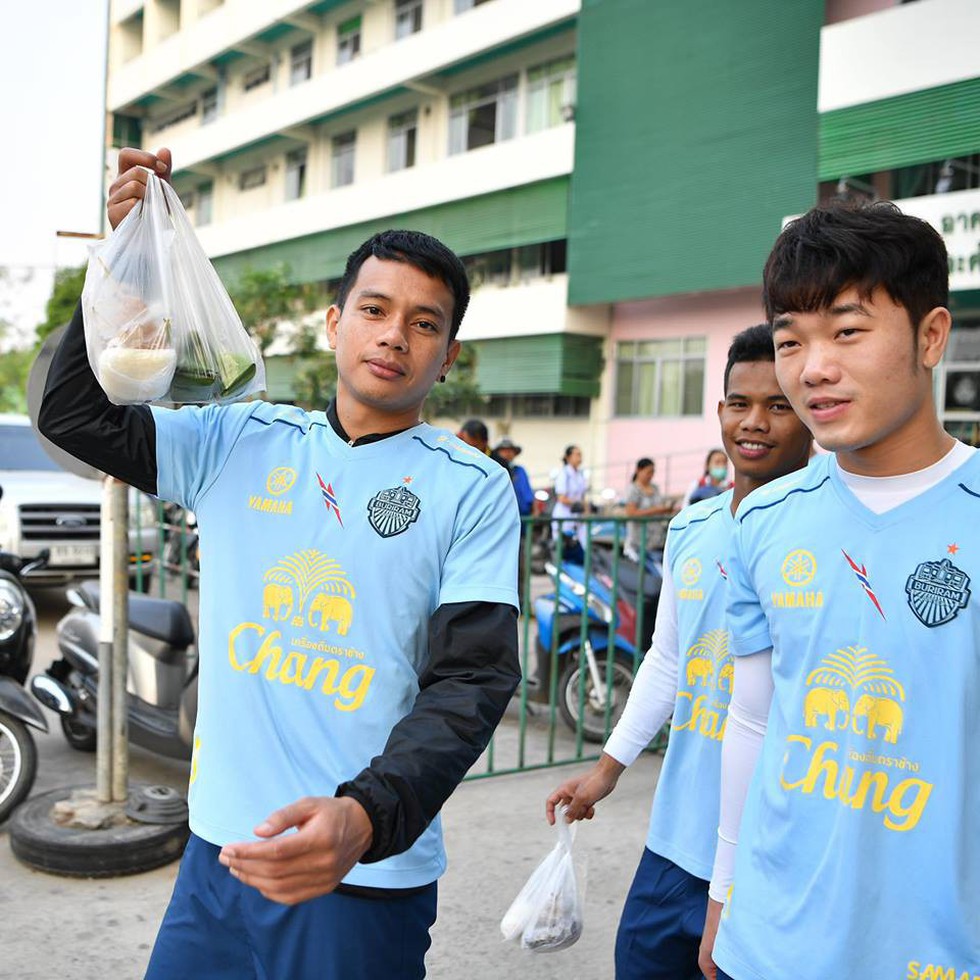 Xem Xuân Trường tập luyện kiểu nhà binh cùng Buriram - Ảnh 4. Xem Xuân Trường tập luyện kiểu nhà binh cùng Buriram - Ảnh 4.