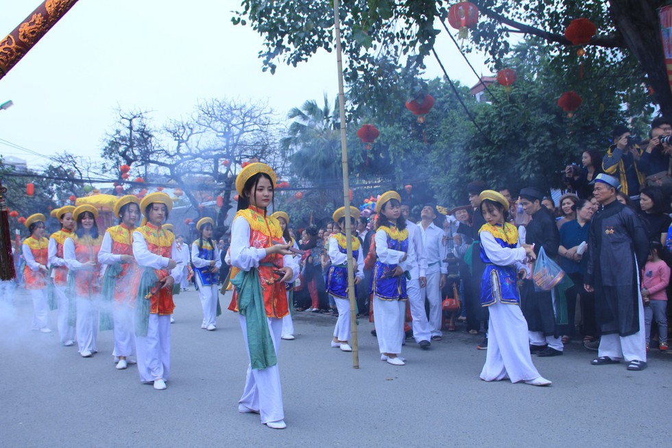Trai làng Triều Khúc má đỏ, môi hồng múa điệu con đĩ đánh bồng - Ảnh 8. Trai làng Triều Khúc má đỏ, môi hồng múa điệu con đĩ đánh bồng - Ảnh 8.