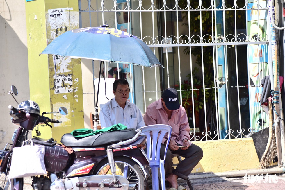 Người dân TP.HCM chống chọi cái nắng mùa khô - Ảnh 14. Người dân TP.HCM chống chọi cái nắng mùa khô - Ảnh 14.
