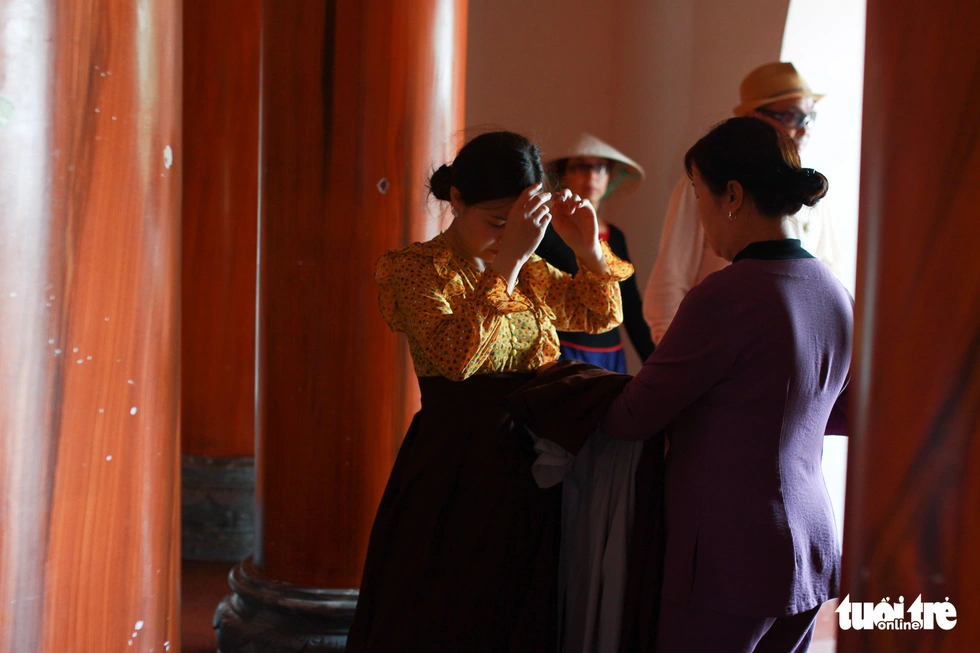 Chen nhau đi lễ chùa dịp rằm tháng giêng - Ảnh 8. Chen nhau đi lễ chùa dịp rằm tháng giêng - Ảnh 8.