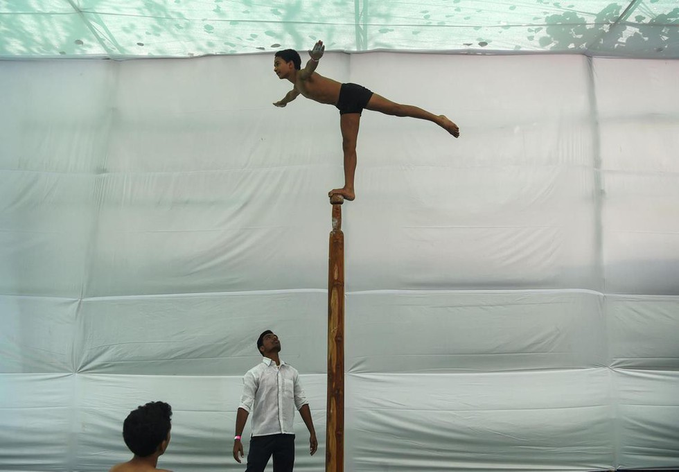 Ngỡ ngàng với ‘Yoga trên cột’ - Ảnh 10. Ngỡ ngàng với ‘Yoga trên cột’ - Ảnh 10.