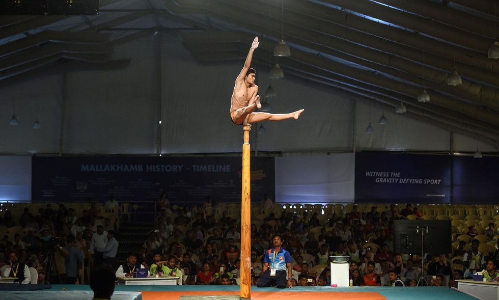 Ngỡ ngàng với ‘Yoga trên cột’ - Ảnh 9. Ngỡ ngàng với ‘Yoga trên cột’ - Ảnh 9.