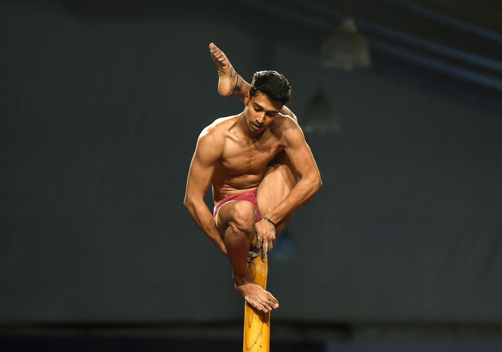 Ngỡ ngàng với ‘Yoga trên cột’ - Ảnh 1. Ngỡ ngàng với ‘Yoga trên cột’ - Ảnh 1.