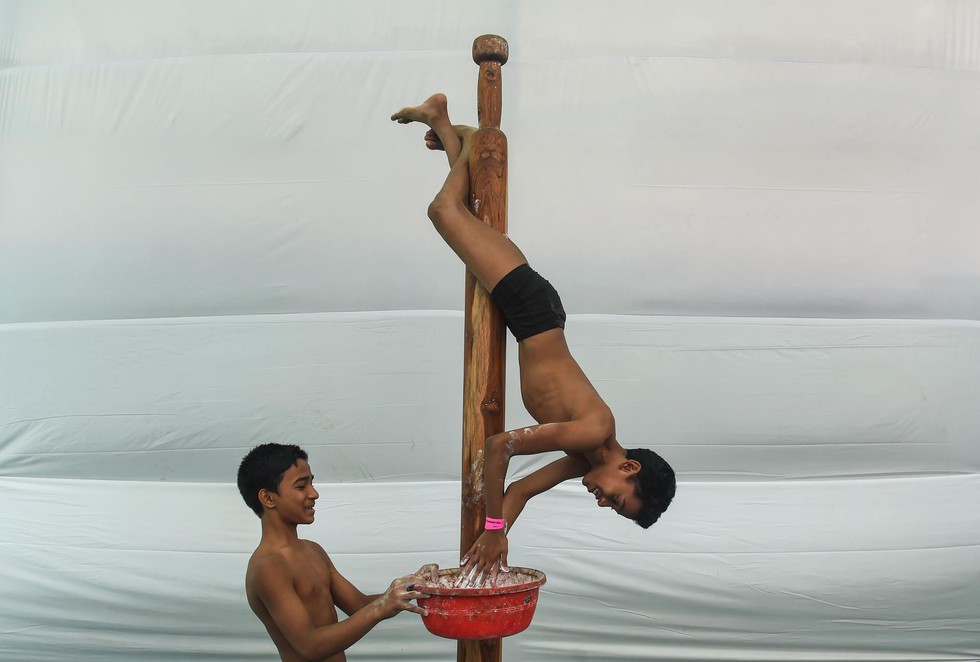 Ngỡ ngàng với ‘Yoga trên cột’ - Ảnh 8. Ngỡ ngàng với ‘Yoga trên cột’ - Ảnh 8.