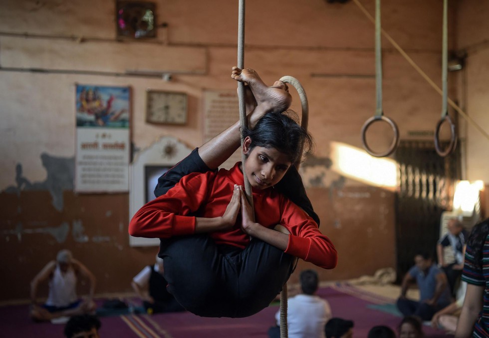 Ngỡ ngàng với ‘Yoga trên cột’ - Ảnh 4. Ngỡ ngàng với ‘Yoga trên cột’ - Ảnh 4.