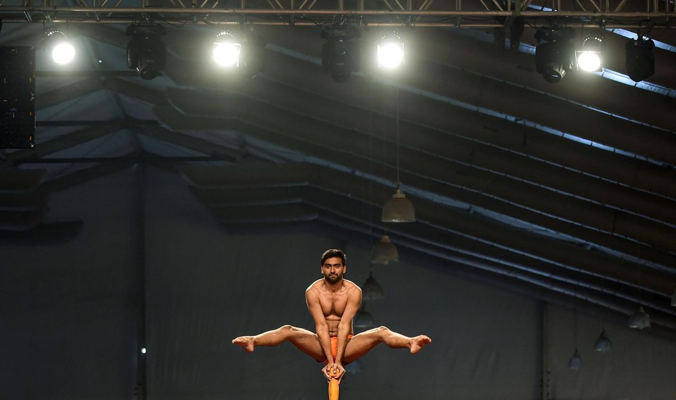 Ngỡ ngàng với ‘Yoga trên cột’ - Ảnh 6. Ngỡ ngàng với ‘Yoga trên cột’ - Ảnh 6.