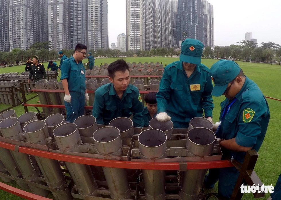 TP.HCM gấp rút chuẩn bị trận địa pháo hoa đêm giao thừa - Ảnh 2. TP.HCM gấp rút chuẩn bị trận địa pháo hoa đêm giao thừa - Ảnh 2.