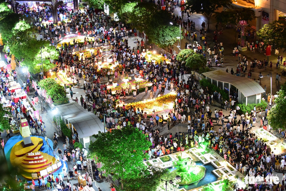Đường hoa Nguyễn Huệ ngập biển người tham quan - Ảnh 7. Đường hoa Nguyễn Huệ ngập biển người tham quan - Ảnh 7.