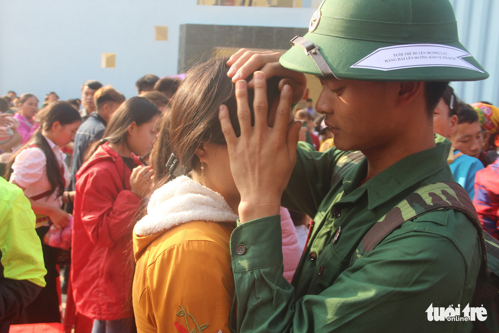 Cha bịn rịn hôn tiễn con nhập ngũ - Ảnh 12. Cha bịn rịn hôn tiễn con nhập ngũ - Ảnh 12.