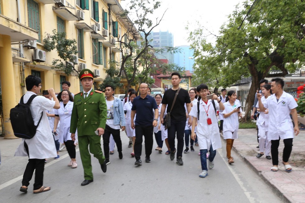 Ông Park Hang Seo bị bao vây khi đi khám sức khỏe - Ảnh 3. Ông Park Hang Seo bị bao vây khi đi khám sức khỏe - Ảnh 3.