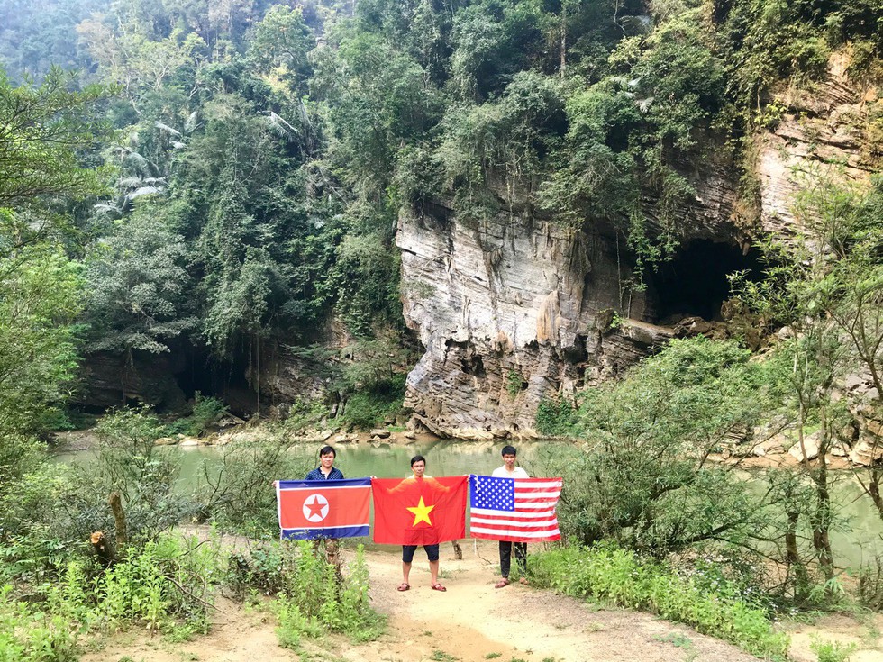 Treo cờ Mỹ - Triều trong hang Sơn Đoòng - Ảnh 7. Treo cờ Mỹ - Triều trong hang Sơn Đoòng - Ảnh 7.